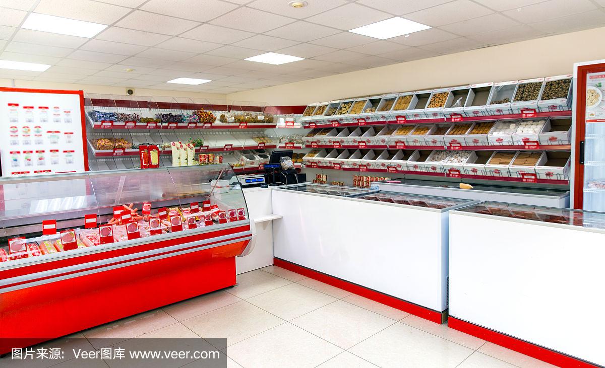 柜台与煮香肠各种产品在商店.冰箱的架子上有不同的肉制品